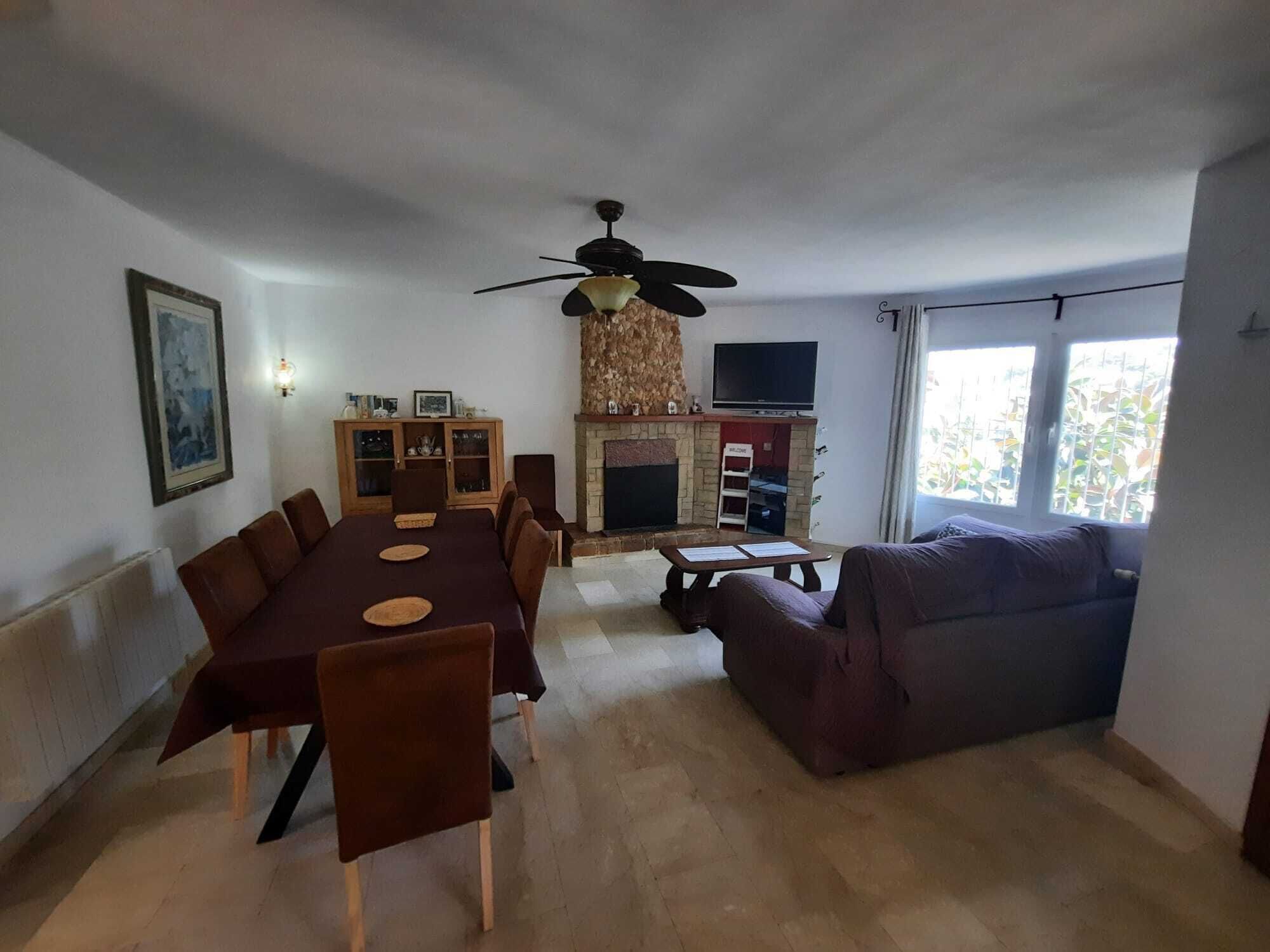 Villa con 2 casas, a 350 metros de la playa. piscina y jacuzzi, parking 3 coches