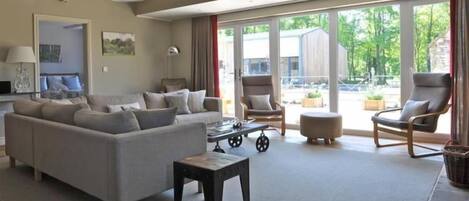 DVD-Player, Tischfußball, Stereoanlage