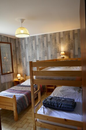 2 bedrooms, iron/ironing board, travel crib