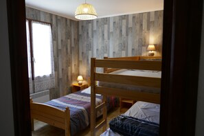 2 habitaciones, tabla de planchar con plancha y cuna de viaje