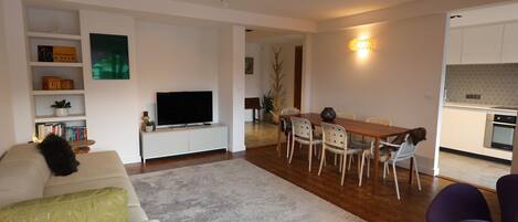 Televisión, reproductor de DVD y videoteca