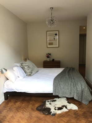 3 slaapkamers, een strijkplank/strijkijzer, wifi, beddengoed