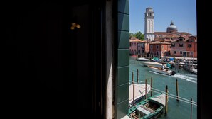 A view of Venice's Grand Canal with boats, historic buildings, and a prominent tower. - Venice Appartament Salini II (Venezia)