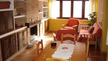 Télévision, cheminée, lecteur de DVD