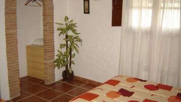 5 quartos, ferros/tábuas de passar roupa, roupa de cama