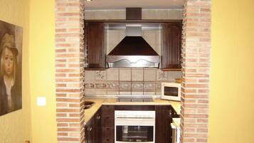 Een koelkast, een magnetron, een oven, een kookplaat