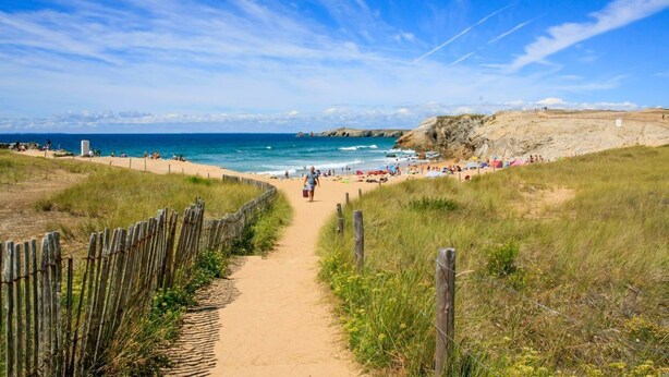 A beach path leading to the shore with a clear sky. - Quiet apartment, close to shops, beaches, ferry terminal and thalasso spa  (Quiberon)