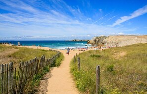 A beach path leading to the shore with a clear sky. - Quiet apartment, close to shops, beaches, ferry terminal and thalasso spa  (Quiberon)