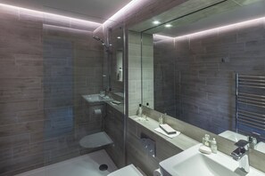 Bathtub, hair dryer, bidet, towels