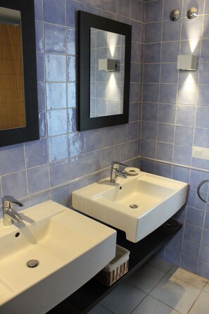 Ducha y bañera combinadas, secador de pelo, bidé y toallas