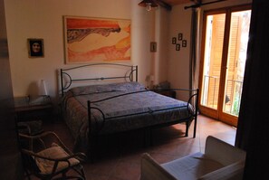 4 chambres, bureau, fer et planche à repasser, draps fournis
