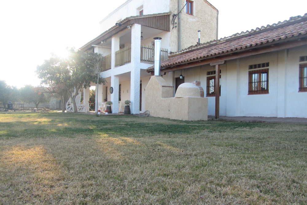 Barbecue, Wood Oven, Pool, MiNi Golf, Ping Pong, Table football, Basketball.