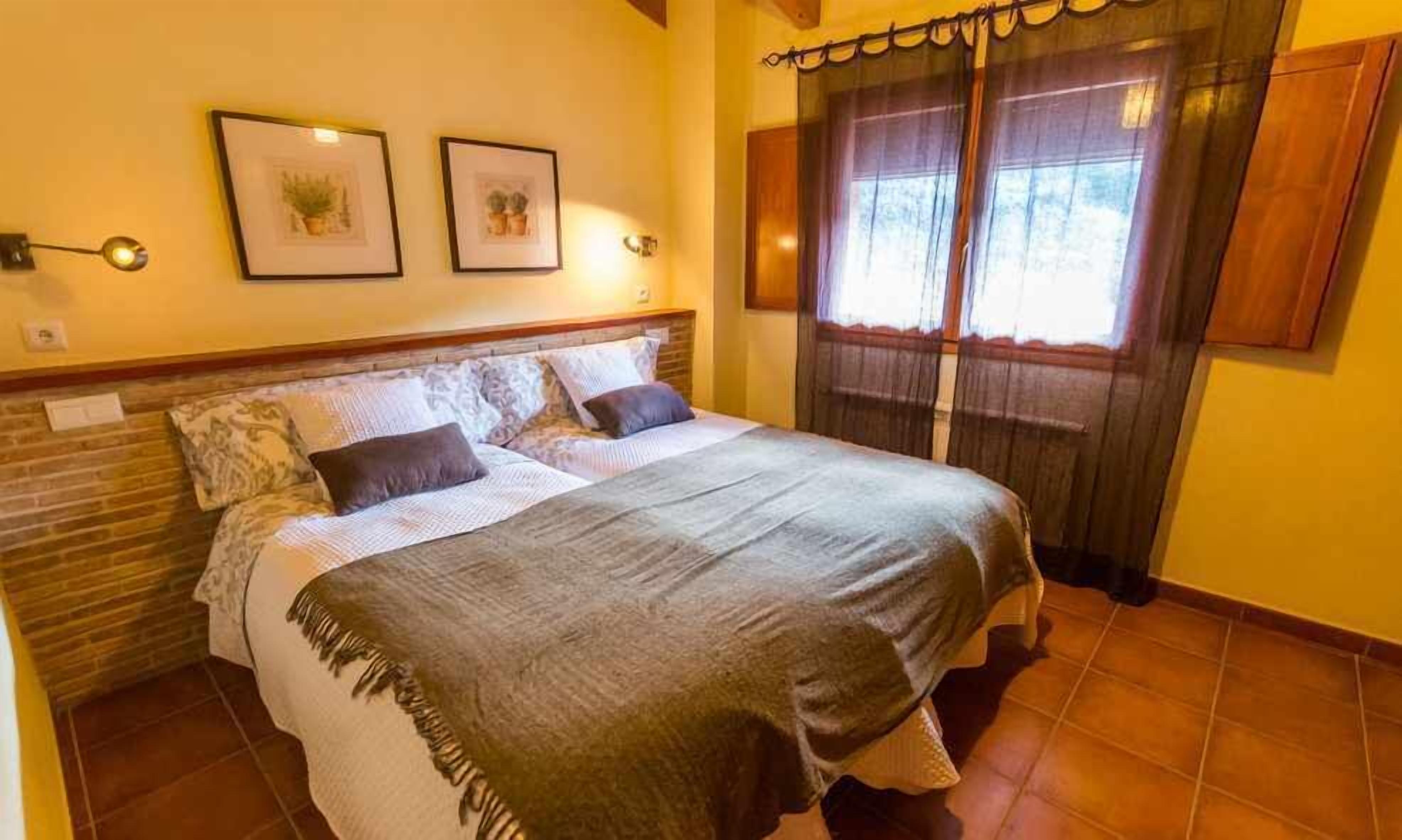 Lo Tossal I. Penthouse with fireplace and terrace