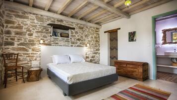 2 bedrooms, desk, iron/ironing board, WiFi