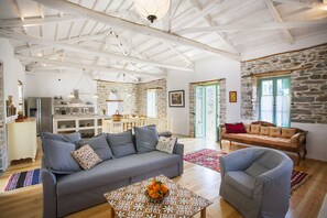 TV connectée, cheminée, lecteur de DVD