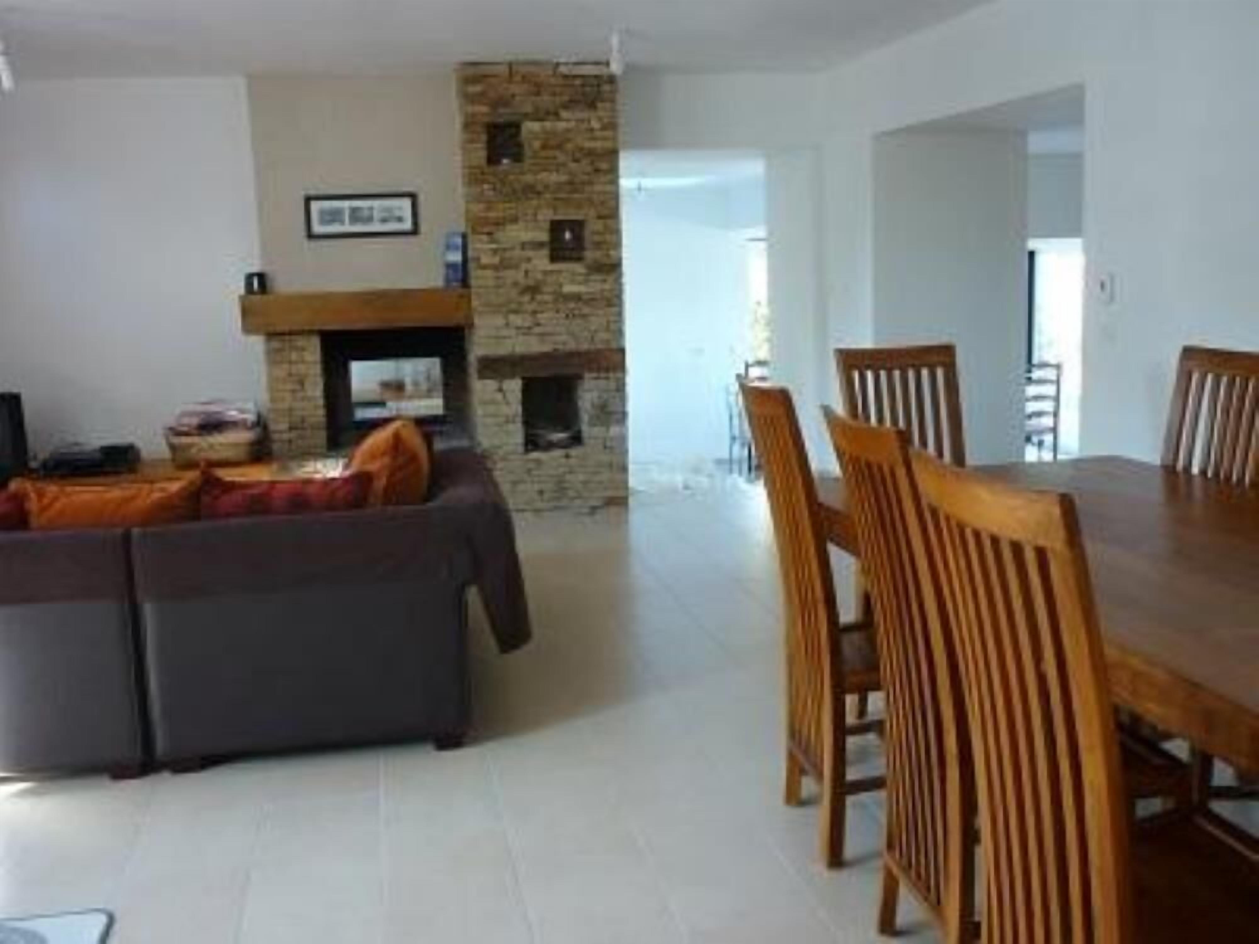 Smart-tv, pejs, dvd-afspiller, bøger