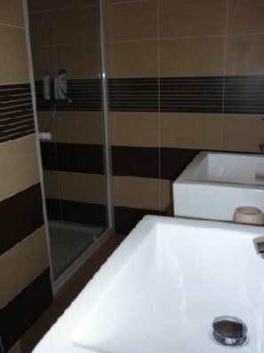 تجهيزات دش، مجففات شعر، مناشف، ورق حمّام