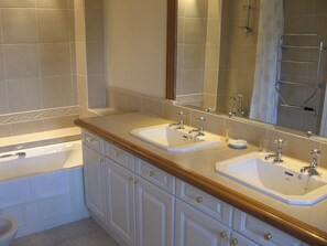 Badekar, hårtørrer, bidet, håndklæder