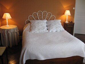 12 dormitoris, escriptori i planxa i posts de planxar 