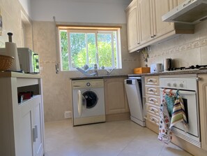 Fridge, microwave, oven, stovetop - Fabulous apartment with WIFI and Shared Use Of Indoor/Outdoor Pools, Tennis (Portimão)