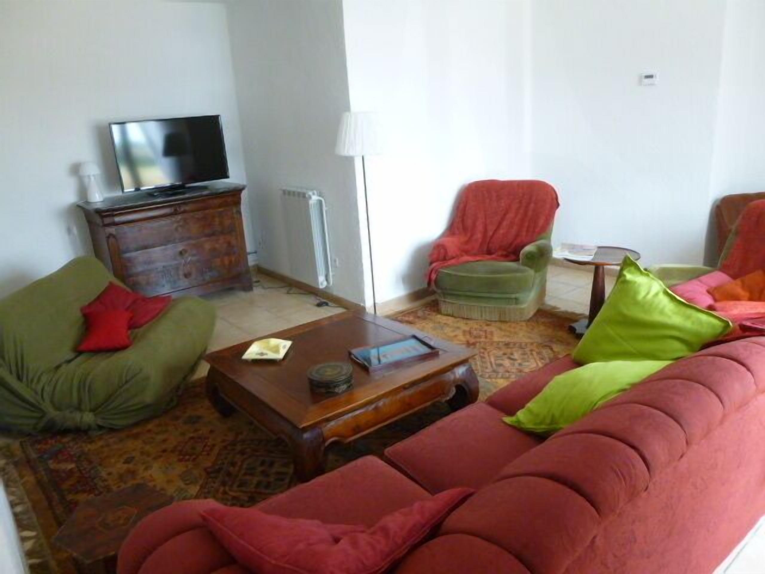 Pretty old house, in domain with closed garden with trees and private swimming pool