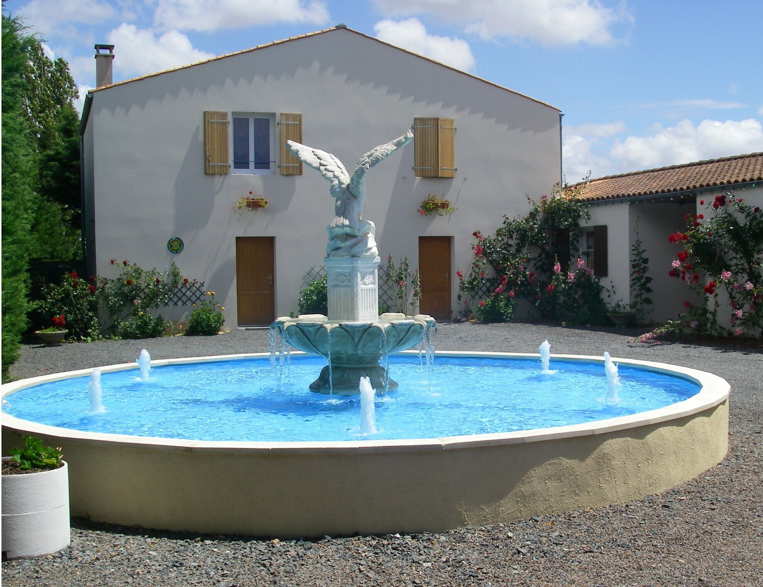 Gîte près LA ROCHELLE, piscine chauffée, ouverte de Pâques à La Toussaint & SPA