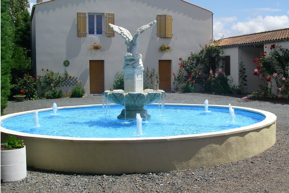 GITE AT THE LA ROCHELLE-MARANS COUNTRYSIDE