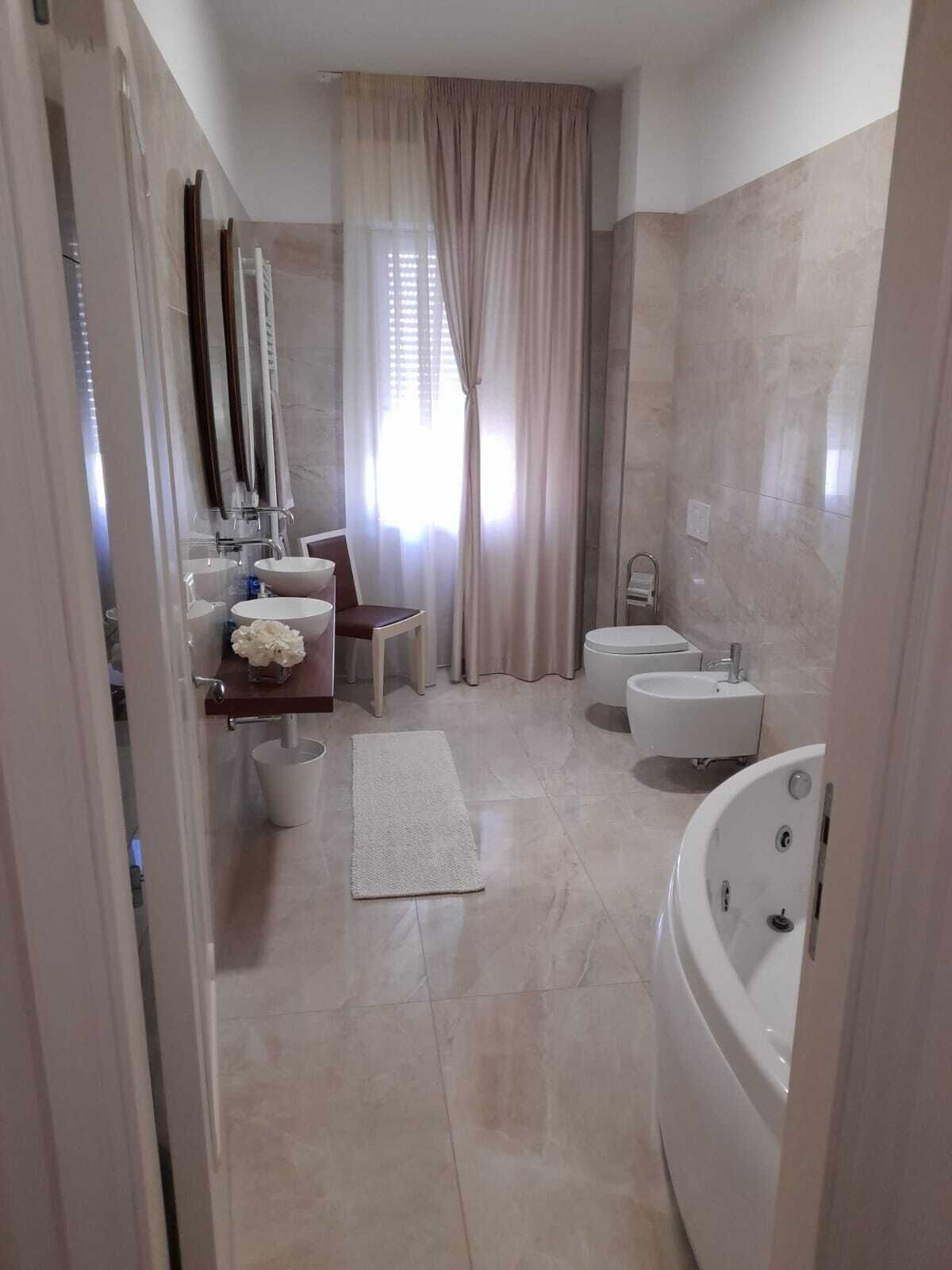 Bathtub, jetted bath, hair dryer, bidet