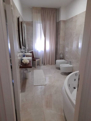 Badewanne, Whirlpool, Haartrockner, Bidet