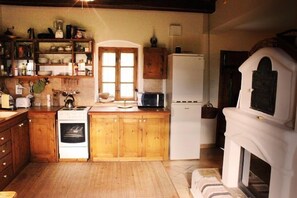 Réfrigérateur, four à micro-ondes, un four, surface de cuisson