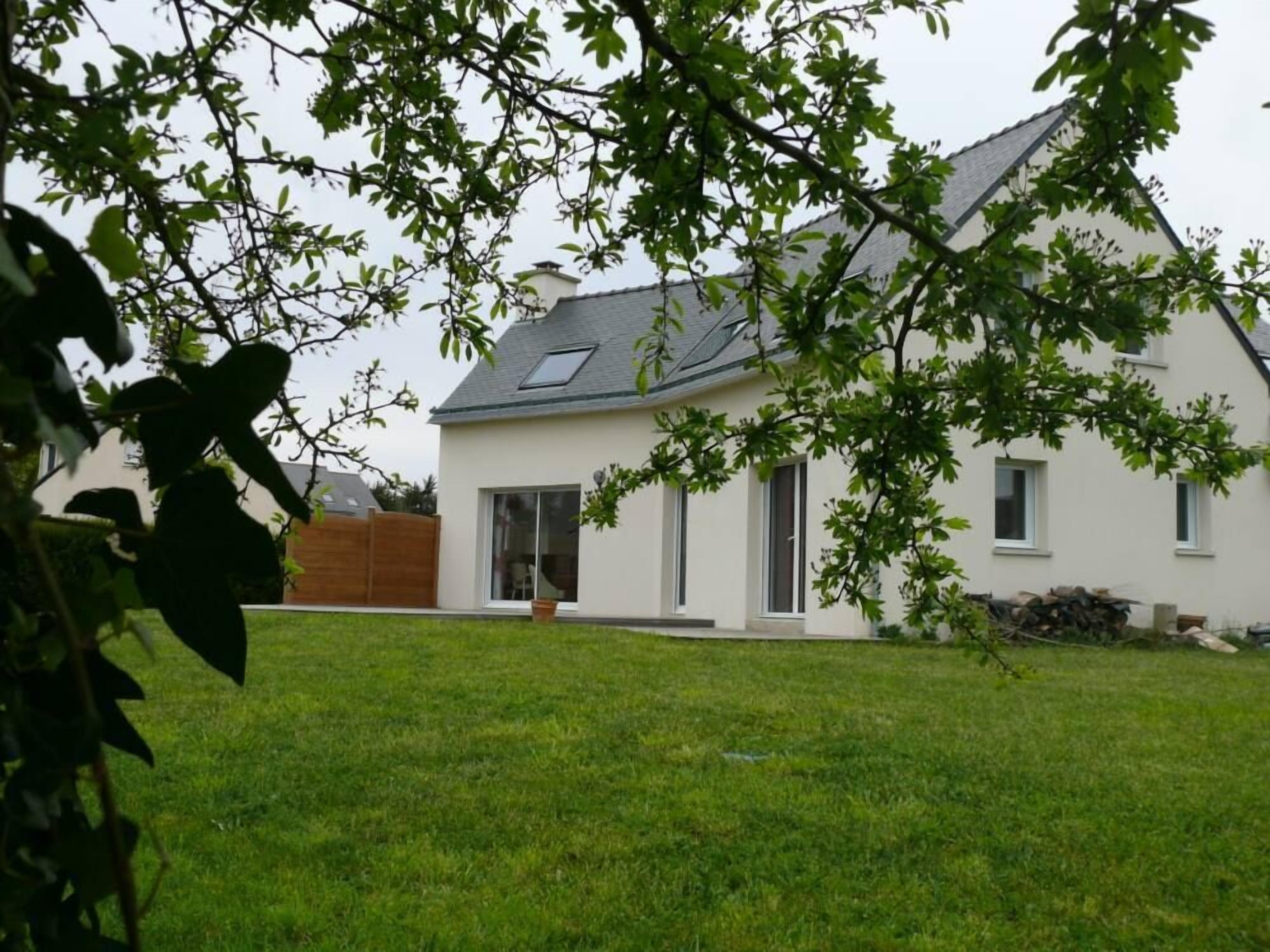 Sarzeau: Family house with garden close to the sea.