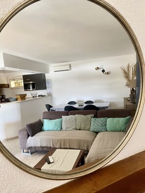 Fernseher, DVD-Player, Bücher