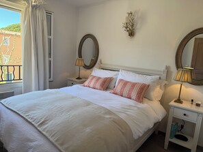 3 habitaciones, tabla de planchar con plancha y cuna de viaje 