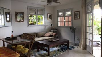 Una televisión, un reproductor de DVD, libros, una videoteca