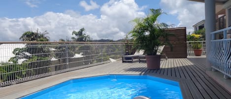 Een verwarmd zwembad