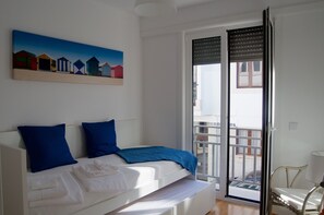 3 chambres, bureau, chambres insonorisées, fer et planche à repasser