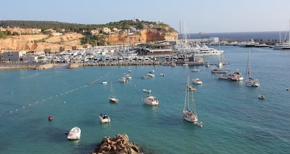 Superb luxury 2 bedroom front line apartment with superb sea views.