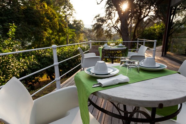 تناول الطعام بالخارج