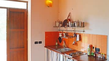 Kylskåp, spishäll, kaffe- och tebryggare och grytor/köksredskap