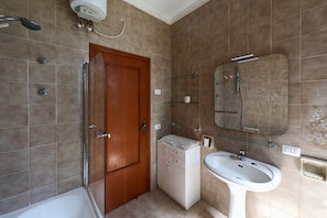 Ensemble douche/baignoire, sĂšche-cheveux, bidet, serviettes fournies