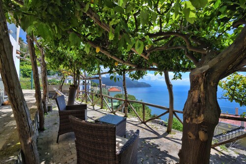 The Lemon Garden House: Stunning Sea View & Italian Style