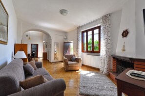 TV, fireplace