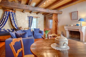 Smart TV, fireplace, DVD player, books - Saint Michel Le Cloucq: Old character cottage in south Vendee (Saint-Michel-Le-Cloucq)