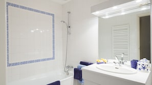 Bañera, secador de pelo, toallas, jabón