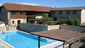Outdoor pool - Peaceful private base in Pyrenees, large pool, perfect for outdoor enthusiasts (Thuy)