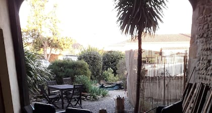Endroit privé paisible, grande piscine, superbes vues sur les Pyrénées; Animaux domestiques