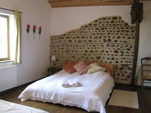 8 室のベッドルーム、デスク、アイロン / アイロン台、旅行用ベビーベッド