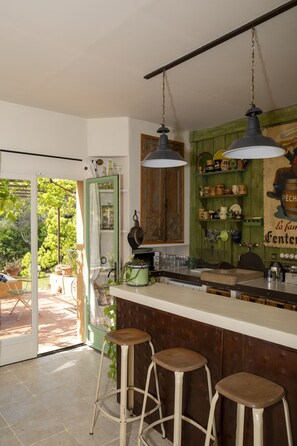 ثلاجة، ميكروويف، فرن، موقد طهي مسطح