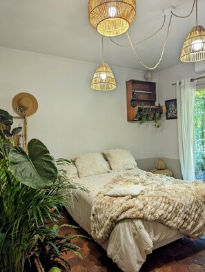 3 عدّة غرف نوم وخزنة داخل الغرفة ومكواة/لوح كي وسرير سفر