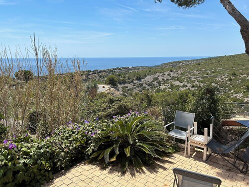 Delightful ground floor apartment in villa, in Cassis, accommodation 4 people